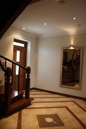 Sludinājumi. Piedāvājam īrēt mājīgu māju Jūrmalā. + Nožogota, sakopta teritorija, garāžas durvis ar pulti. + Cena: 2100 EUR/mēn Foto #2