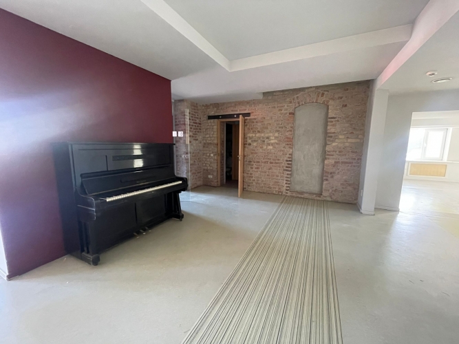 Sludinājumi. Mājīgas telpas ar industriāla stila piesitienu.  + Izdevīgi sadarbības nosacījumi uz ievākšanās Cena: 1250 EUR/mēn Foto #2