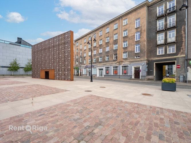 Sludinājumi. Telpas tirdzniecībai pie Strēlnieku laukuma.  + 1. stāvs 142 m2. + Platība sastāv no zāles, biroja Cena: 2130 EUR/mēn Foto #2