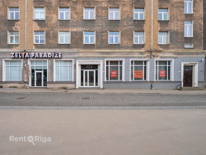 Sludinājumi. Telpas tirdzniecībai pie Strēlnieku laukuma.  + 1. stāvs 142 m2. + Platība sastāv no zāles, biroja Cena: 2130 EUR/mēn Foto #1