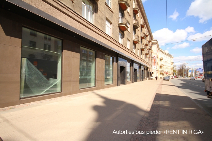 Sludinājumi. Iznomājam jaunas telpas veikalam, restorānam vai ielas birojam.  Adrese: Stabu iela 15, (Stabu un Cena: 2300 EUR/mēn Foto #2