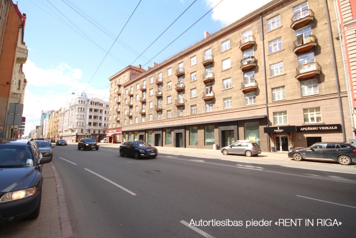 Sludinājumi. Jaunas telpas veikalam, restorānam vai ielas birojam.  Adrese: Stabu iela 15, (Stabu un Brīvības Cena: 2300 EUR/mēn Foto #5