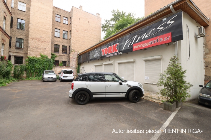 Sludinājumi. Tiek pārdota atsevišķi stāvoša ēka Rīgas centrā.  + Ēka atrodas viegli piekļūstamā iekšpagalmā ar Cena: 100000 EUR Foto #1