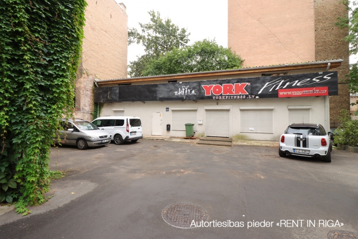 Sludinājumi. Tiek pārdota atsevišķi stāvoša ēka Rīgas centrā.  + Ēka atrodas viegli piekļūstamā iekšpagalmā ar Cena: 100000 EUR Foto #2