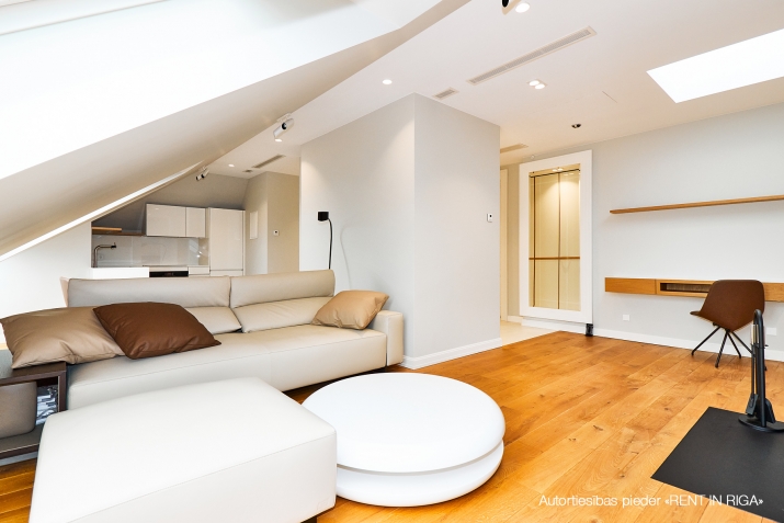 Sludinājumi. \'Elizabetes Rezidence\', viena no spilgtākajām Rīgas arhitektūras mantojuma pērlēm, celta 19. Cena: 520000 EUR Foto #5