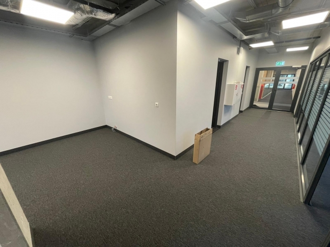 Sludinājumi. Augstas klases birojs jaunā ēkā.   + Birojs pilnībā autonoms ar privātu ieeju; + kvalitatīva Cena: 1958 EUR/mēn Foto #5