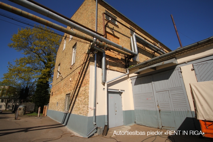 Объявление. Atsevišķa 3-stāvīga ēka apsargātā teritorijā.  Multifunkcionāls pielietojums: birojam/noliktavai, Цена: 2844 EUR/мес. Foto #3