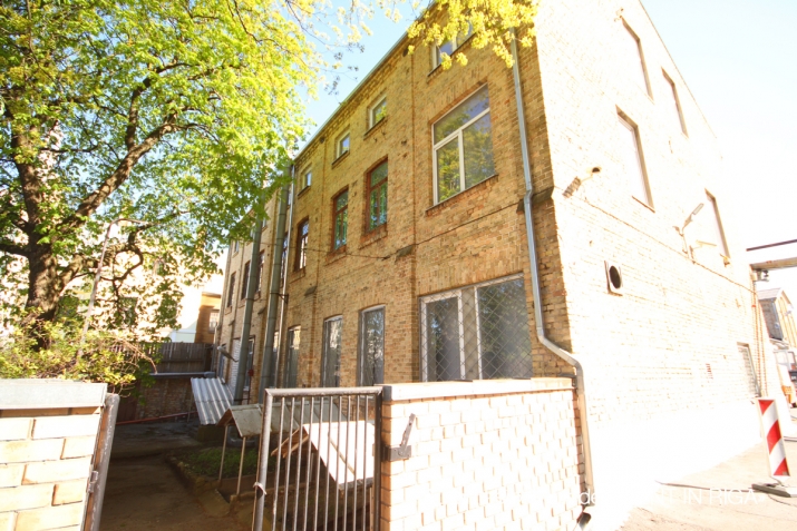 Sludinājumi. Atsevišķa 3-stāvīga ēka apsargātā teritorijā.  Multifunkcionāls pielietojums: birojam/noliktavai, Cena: 2844 EUR/mēn Foto #4