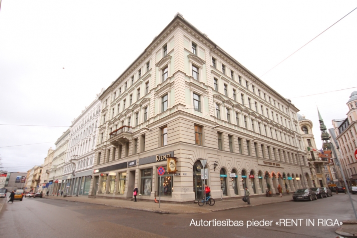 Sludinājumi. Plašas biroja telpas renovētā un reprezentablā ēkā pie Operas  + Platība sastāv no četrām dažāda Cena: 1015 EUR/mēn Foto #1