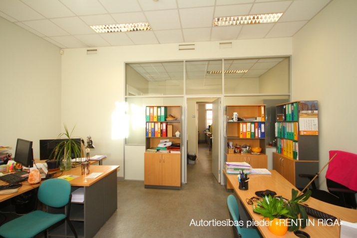 Sludinājumi. Plašas biroja telpas renovētā un reprezentablā ēkā pie Operas  + Platība sastāv no četrām dažāda Cena: 1015 EUR/mēn Foto #2