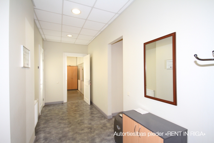 Sludinājumi. Plašas biroja telpas renovētā un reprezentablā ēkā pie Operas  + Platība sastāv no četrām dažāda Cena: 1015 EUR/mēn Foto #4