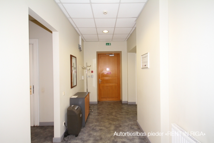 Sludinājumi. Plašas biroja telpas renovētā un reprezentablā ēkā pie Operas  + Platība sastāv no četrām dažāda Cena: 1015 EUR/mēn Foto #5