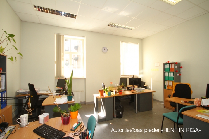 Sludinājumi. Plašas biroja telpas renovētā un reprezentablā ēkā pie Operas  + Platība sastāv no četrām dažāda Cena: 1015 EUR/mēn Foto #6