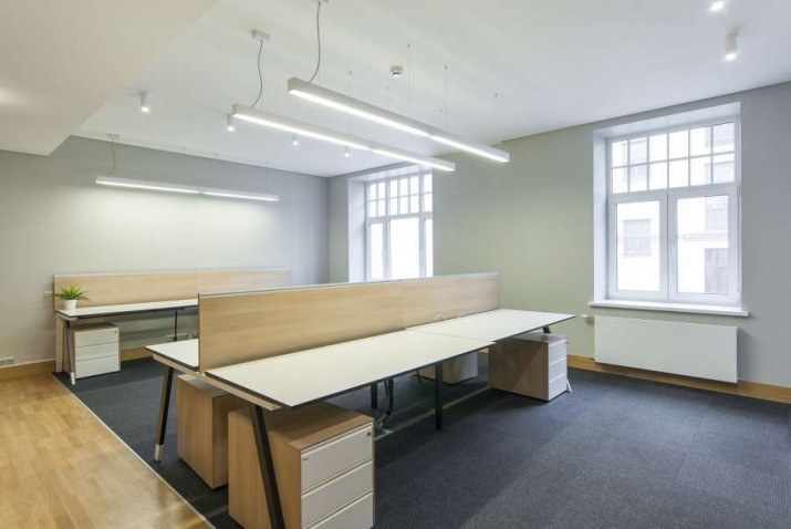 Sludinājumi. Kvalitatīvs un gaišs birojs pilsētas centrā.  Skolas iela 11, starp Dzirnavu un Lāčplēša ielām. Cena: 2100 EUR/mēn Foto #7