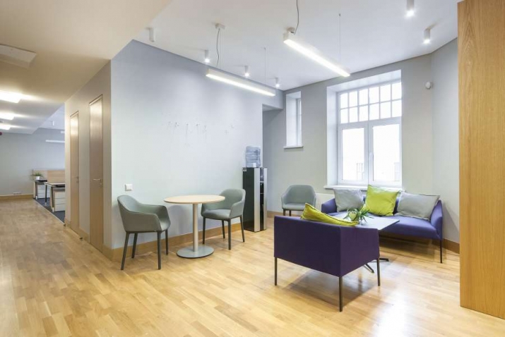 Sludinājumi. Kvalitatīvs un gaišs birojs pilsētas centrā.  Skolas iela 11, starp Dzirnavu un Lāčplēša ielām. Cena: 2100 EUR/mēn Foto #1