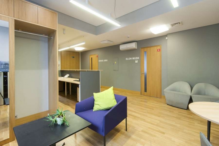 Sludinājumi. Kvalitatīvs un gaišs birojs pilsētas centrā.  Skolas iela 11, starp Dzirnavu un Lāčplēša ielām. Cena: 2100 EUR/mēn Foto #3