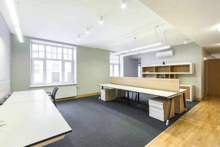 Sludinājumi. Kvalitatīvs un gaišs birojs pilsētas centrā.  Skolas iela 11, starp Dzirnavu un Lāčplēša ielām. Cena: 2100 EUR/mēn Foto #6