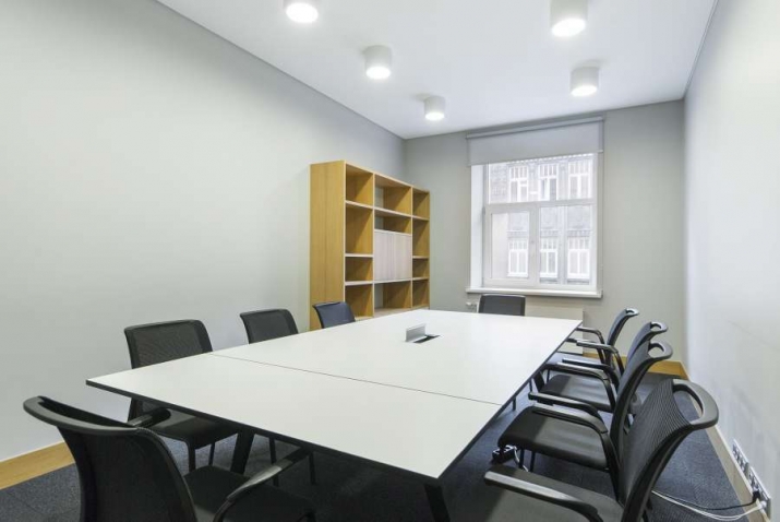 Sludinājumi. Kvalitatīvs un gaišs birojs pilsētas centrā.  Skolas iela 11, starp Dzirnavu un Lāčplēša ielām. Cena: 2100 EUR/mēn Foto #9