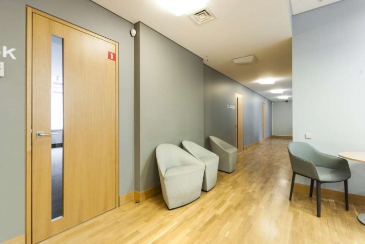 Sludinājumi. Kvalitatīvs un gaišs birojs pilsētas centrā.  Skolas iela 11, starp Dzirnavu un Lāčplēša ielām. Cena: 2100 EUR/mēn Foto #4