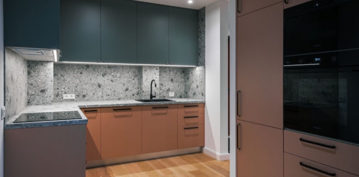 Sludinājumi. Kvalitatīvs 2-istabu dzīvoklis jaunajā projektā ar iebūvētu virtuves iekārtu.   Plašs dzīvoklis ar Cena: 165000 EUR Foto #3