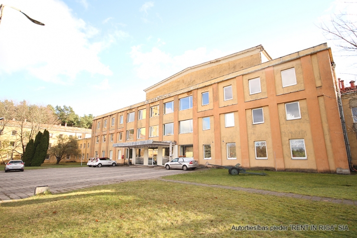 Объявление. Biroja telpa vēsturiskajā Rīgas Kinostudijas ēkā.  Regulāras formas telpa ēkas 2. stāvā. Iebūvēts Цена: 85 EUR/мес. Foto #4