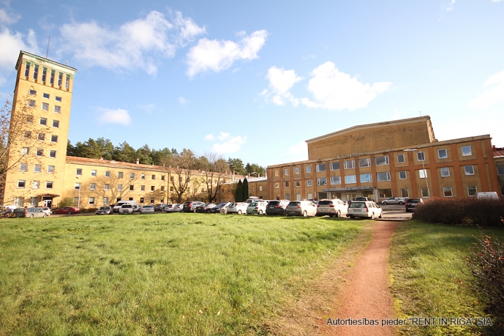 Объявление. Biroja telpa vēsturiskajā Rīgas Kinostudijas ēkā.  Regulāras formas telpa ēkas 2. stāvā. Iebūvēts Цена: 85 EUR/мес. Foto #6