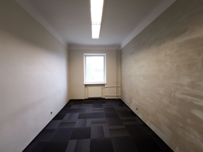 Объявление. Biroja telpa vēsturiskajā Rīgas Kinostudijas ēkā.  Regulāras formas telpa ēkas 2. stāvā. Iebūvēts Цена: 85 EUR/мес. Foto #1