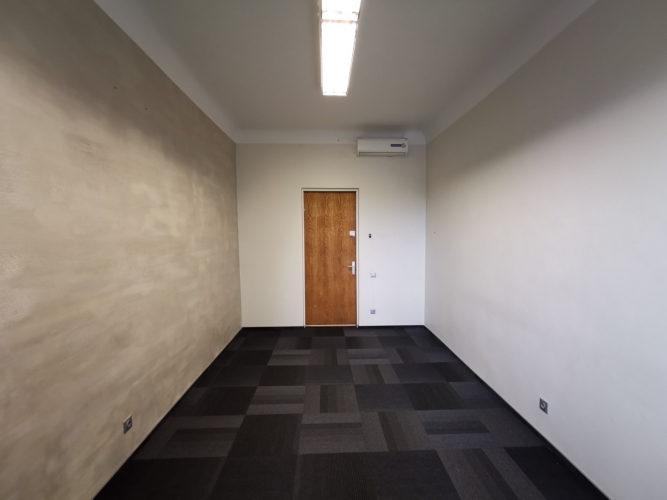 Объявление. Biroja telpa vēsturiskajā Rīgas Kinostudijas ēkā.  Regulāras formas telpa ēkas 2. stāvā. Iebūvēts Цена: 85 EUR/мес. Foto #3