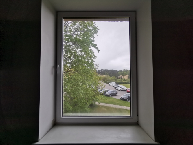 Объявление. Biroja telpa vēsturiskajā Rīgas Kinostudijas ēkā.  Regulāras formas telpa ēkas 2. stāvā. Iebūvēts Цена: 85 EUR/мес. Foto #2