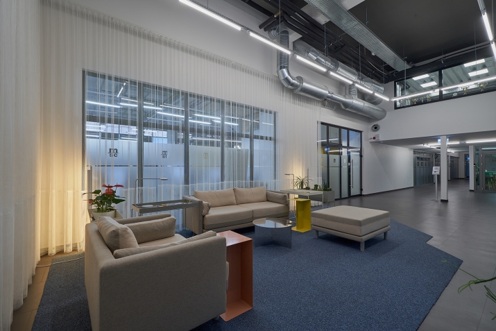 Sludinājumi. Mūsdienīgs, industriāla stila birojs ar augstiem griestiem.  Plānojums: četri izolēti kabineti, Cena: 1175 EUR/mēn Foto #4