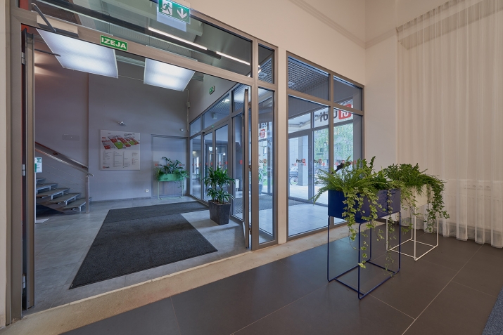 Sludinājumi. Mūsdienīgs, industriāla stila birojs ar augstiem griestiem.  Plānojums: četri izolēti kabineti, Cena: 1175 EUR/mēn Foto #5