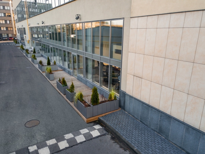 Sludinājumi. Mūsdienīgs, industriāla stila birojs ar augstiem griestiem.  Plānojums: četri izolēti kabineti, Cena: 1175 EUR/mēn Foto #2