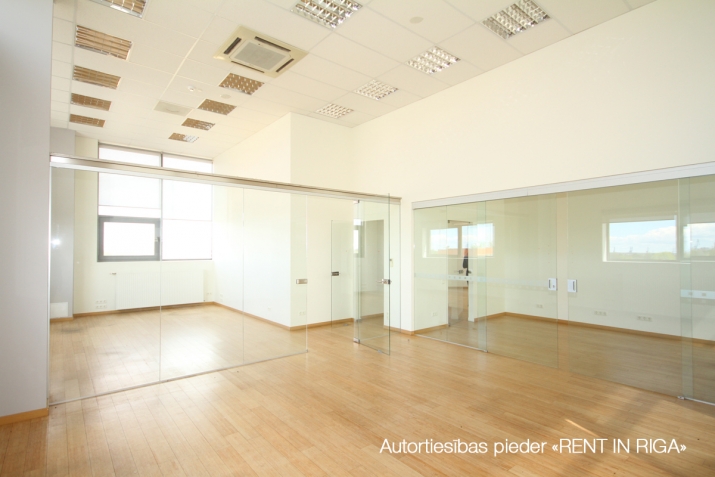 Sludinājumi. Mūsdienīgs, industriāla stila birojs ar augstiem griestiem.  Plānojums: četri izolēti kabineti, Cena: 1175 EUR/mēn Foto #6