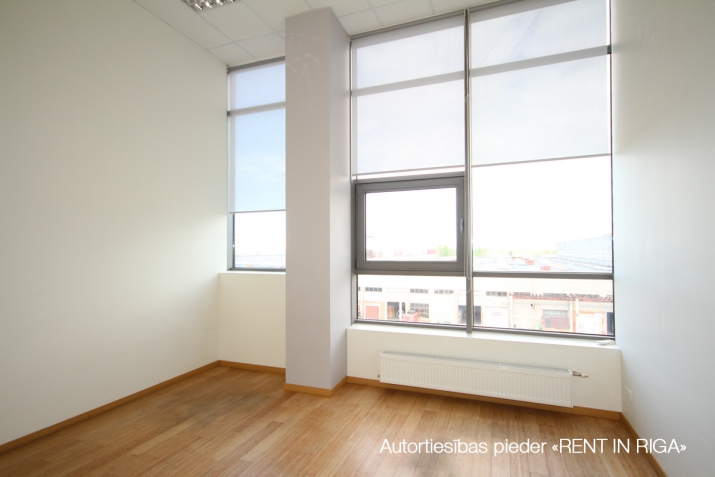 Sludinājumi. Mūsdienīgs, industriāla stila birojs ar augstiem griestiem.  Plānojums: četri izolēti kabineti, Cena: 1175 EUR/mēn Foto #7