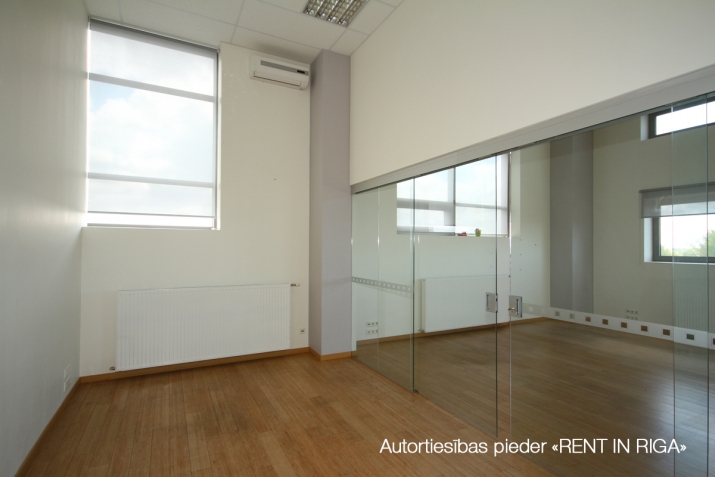 Sludinājumi. Mūsdienīgs, industriāla stila birojs ar augstiem griestiem.  Plānojums: četri izolēti kabineti, Cena: 1175 EUR/mēn Foto #8
