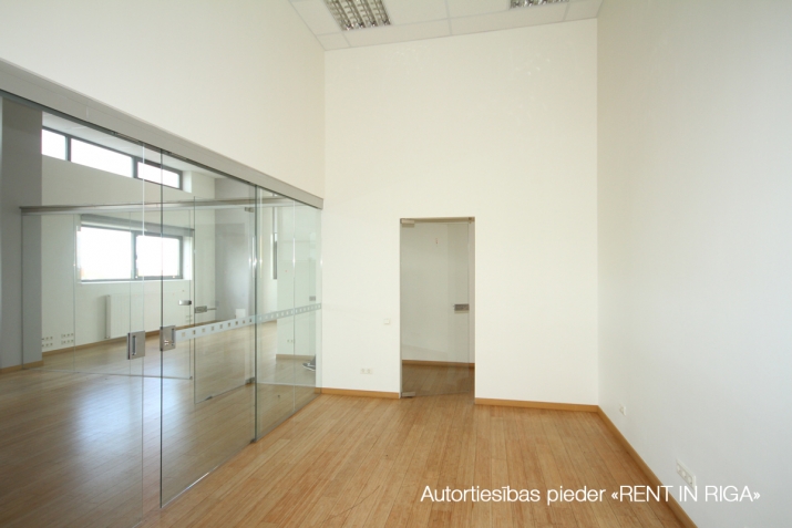 Sludinājumi. Mūsdienīgs, industriāla stila birojs ar augstiem griestiem.  Plānojums: četri izolēti kabineti, Cena: 1175 EUR/mēn Foto #9