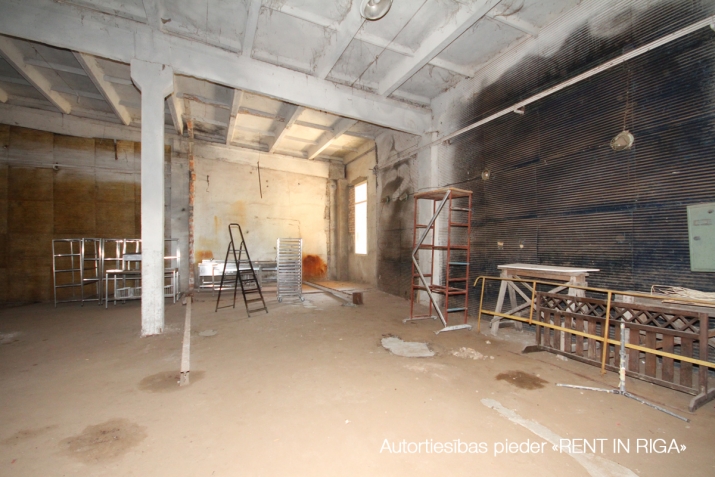 Объявление. Sausas, neapkurināmas noliktavas ar rampām.  Iežogota, asfaltēta teritorija, kopējā platība 1700 Цена: 3400 EUR/мес. Foto #9