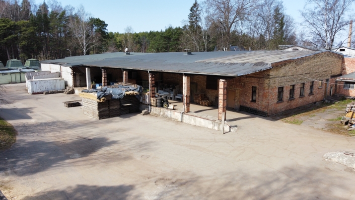 Объявление. Sausas, neapkurināmas noliktavas ar rampām.  Iežogota, asfaltēta teritorija, kopējā platība 1700 Цена: 3400 EUR/мес. Foto #4