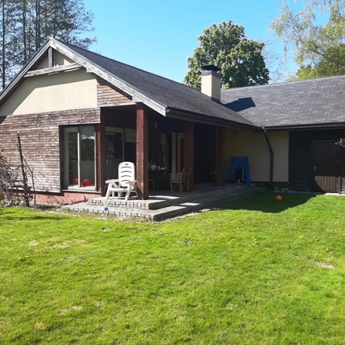 Sludinājumi. Ilgtermiņa īrei ziemas periodā tiek piedāvāta atpūtas mājiņa ar pirti klusā privātmāju rajonā Cena: 400 EUR/mēn Foto #1