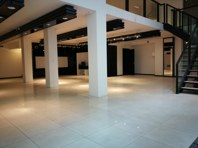 Sludinājumi. Plašas, mūsdienīga plānojuma komerctelpas, ar panorāmas vitrīnām, atrodas vienā no Cena: 1.6e+06 EUR Foto #5