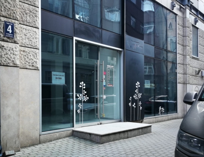 Sludinājumi. Plašas, mūsdienīga plānojuma komerctelpas, ar panorāmas vitrīnām, atrodas vienā no Cena: 1.6e+06 EUR Foto #1