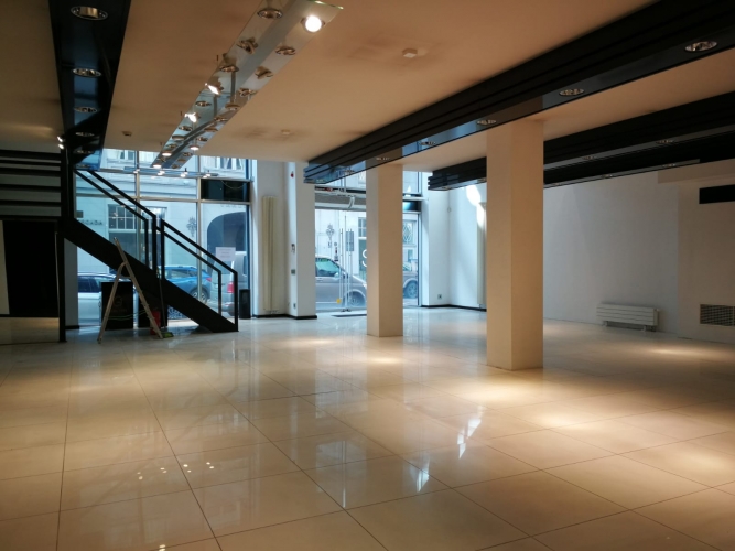 Sludinājumi. Plašas, mūsdienīga plānojuma komerctelpas, ar panorāmas vitrīnām, atrodas vienā no Cena: 1.6e+06 EUR Foto #2