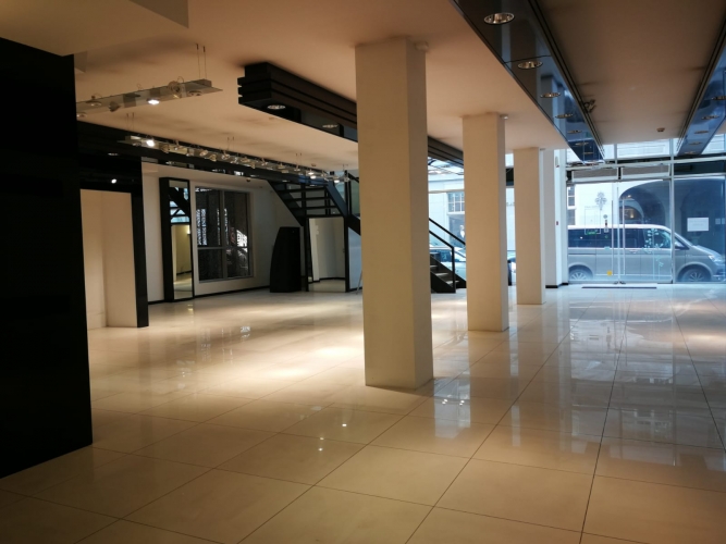 Sludinājumi. Plašas, mūsdienīga plānojuma komerctelpas, ar panorāmas vitrīnām, atrodas vienā no Cena: 1.6e+06 EUR Foto #3