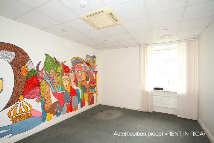 Объявление. Biroja telpas reprezentablā ēkā ar stāvvietu.  + Birojs sastāv no vairākiem dažāda izmēra Цена: 625 EUR/мес. Foto #1