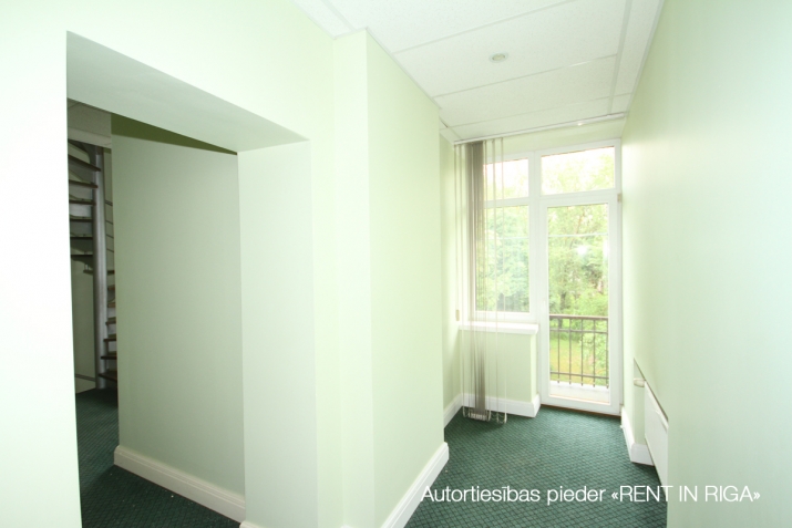 Объявление. Biroja telpas reprezentablā ēkā ar stāvvietu.  + Birojs sastāv no vairākiem dažāda izmēra Цена: 1275 EUR/мес. Foto #3
