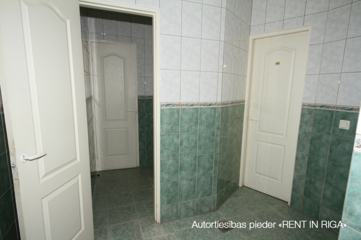 Объявление. Biroja telpas reprezentablā ēkā ar stāvvietu.  + Birojs sastāv no vairākiem dažāda izmēra Цена: 2370 EUR/мес. Foto #6