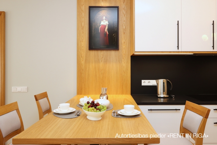 Sludinājumi. Piedāvājam jūsu uzmanībai unikālu projektu klusā ieliņā Vecpilsētas centrā. Plašais 3 istabu Cena: 2250 EUR/mēn Foto #4