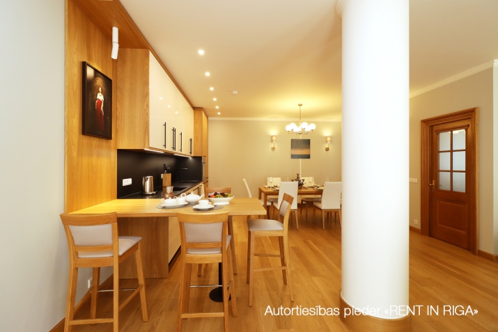 Sludinājumi. Piedāvājam jūsu uzmanībai unikālu projektu klusā ieliņā Vecpilsētas centrā. Plašais 3 istabu Cena: 2250 EUR/mēn Foto #3