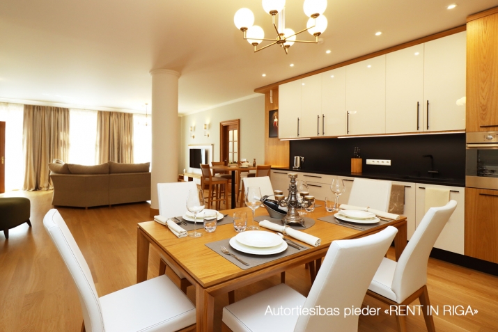 Sludinājumi. Piedāvājam jūsu uzmanībai unikālu projektu klusā ieliņā Vecpilsētas centrā. Plašais 3 istabu Cena: 2250 EUR/mēn Foto #6