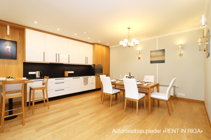 Sludinājumi. Piedāvājam jūsu uzmanībai unikālu projektu klusā ieliņā Vecpilsētas centrā. Plašais 3 istabu Cena: 2250 EUR/mēn Foto #5